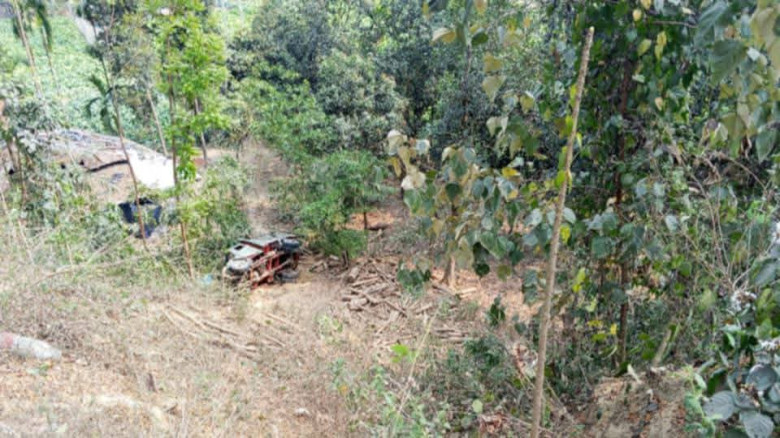 লামা ফাঁসিয়াখালি, লাকড়ি বোঝাই কাটা জীপ খাদে উল্টে নিহত ২, আহ